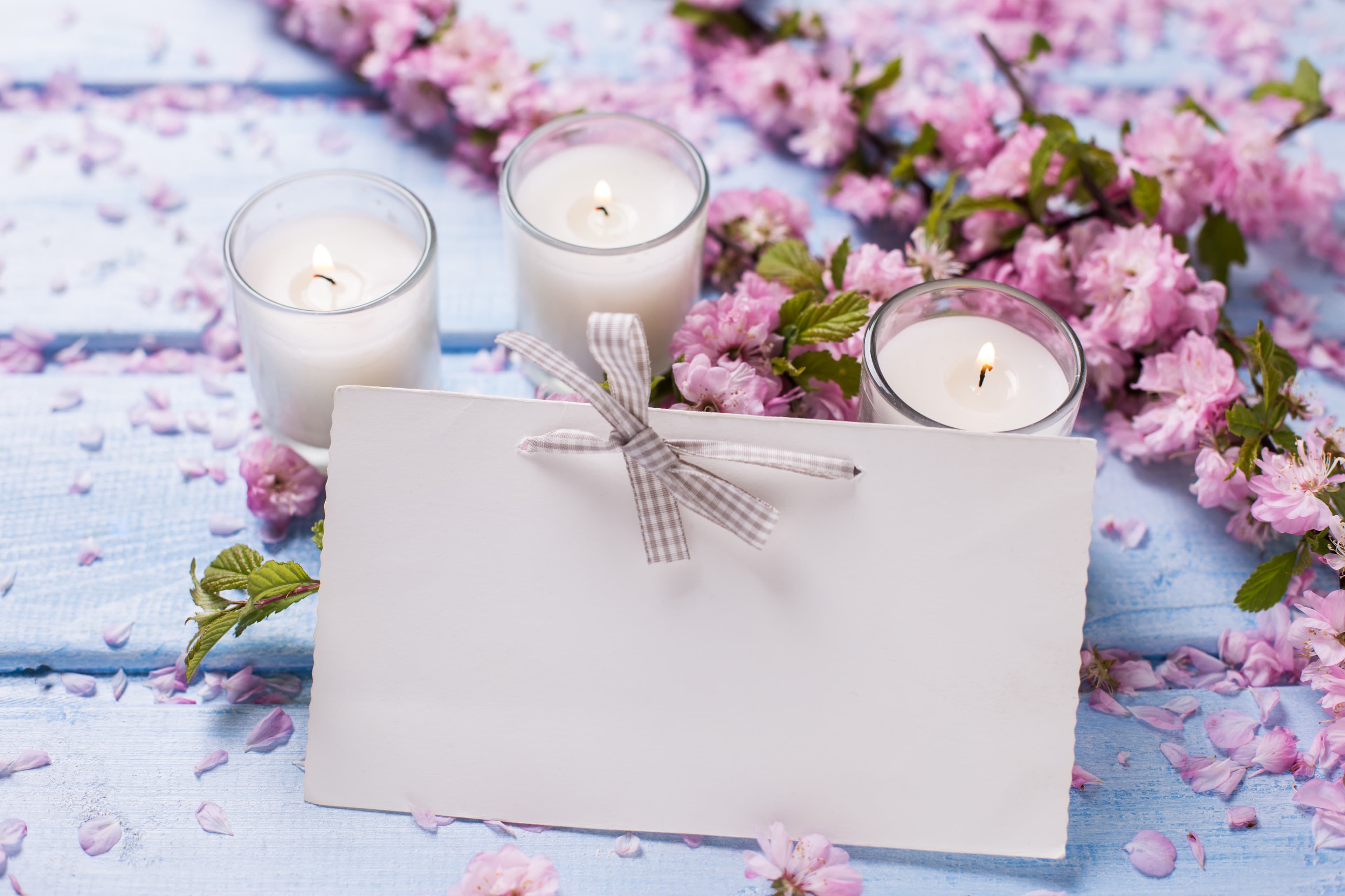 Bougies et fleurs — hommage